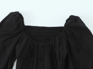 Détails du haut noir à col carré avec buste smocké élastique et boutons décoratifs rétro