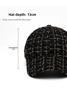 Détail de la casquette de baseball à carreaux dorés avec mesure de profondeur de 13 cm