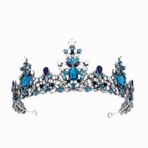 Couronne de mariée baroque argentée avec cristaux bleus et blancs sur fond blanc