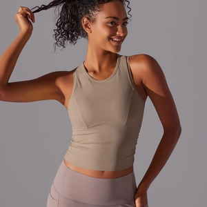 Gros plan du débardeur de yoga froncé kaki en tissu respirant avec une coupe ajustée