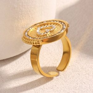 Détail de la bague ovale plaquée or 18 carats avec cœur en zircon et anneau ouvert