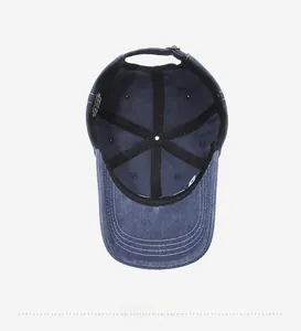 Dettaglio dell'interno di un cappello denim con fodera in cotone e fibbia in metallo