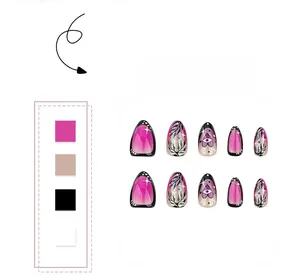 Détail de faux ongles amande avec dégradé rose, pointes noires et motifs de cœurs