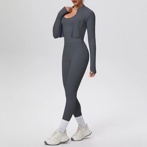 Dettaglio del set yoga grigio scuro 3 pezzi con giacca, reggiseno sportivo e leggings a vita alta