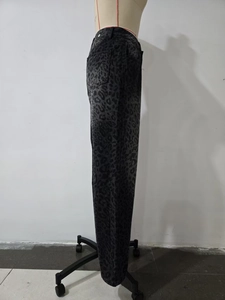 Vista laterale dei jeans svasati a vita alta leopardati che mostra dettagli del taglio