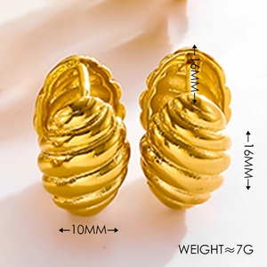 Macro detail of gold-plated geometric twist hoop earrings with size 16x16x10mm dimensions