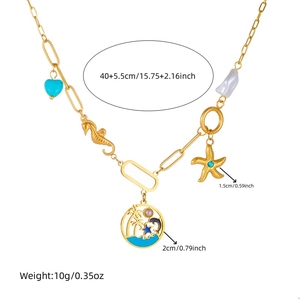 Collier en acier doré à deux rangs avec perles turquoise et pendentifs marins