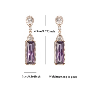 Détail de boucles d'oreilles violettes avec dimensions de 4,5cm de long et 1cm de large