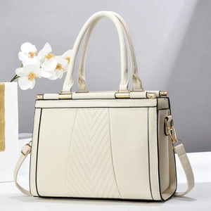 Sac à main chic beige en similicuir grainé avec surpiqûres en V et détails dorés