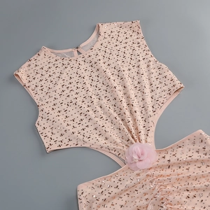 Détail de robe rose clair à paillettes avec fleur 3D à la taille et perles fines