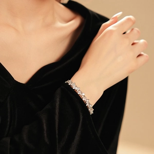 Gros plan d'un bracelet en zircon brillant porté par un mannequin sur velours noir