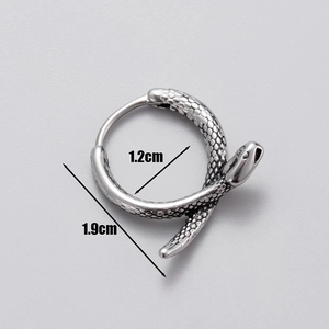 Detalle de dimensiones del pendiente de aro de serpiente vintage plateado para hombre