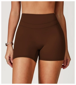 Détail du short de yoga taille haute café foncé avec coutures plates renforcées et extensibles