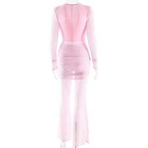 Vista posteriore della tuta in mesh rosa con dettagli arricciati e pantaloni svasati