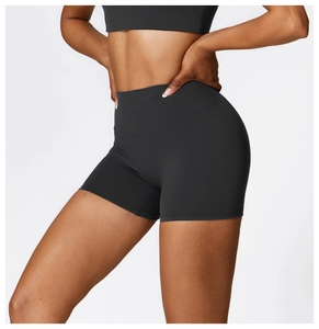 Dettaglio dei pantaloncini da yoga neri a vita alta in tessuto opaco con effetto modellante