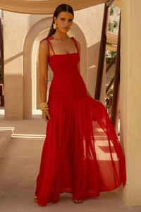 Dettaglio del vestito lungo rosso senza maniche con bustino a punto smock e spalline