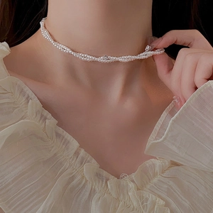 Elegante collana girocollo a doppio strato di perle con ciondolo di cristallo su modella