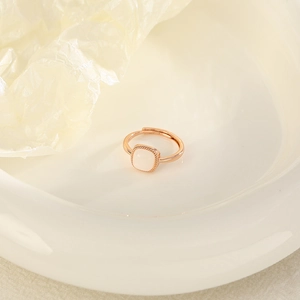 Anello regolabile in oro rosa con gemma bianca quadrata e dettagli in zircone