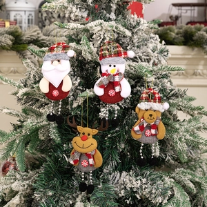 Weihnachtsplüsch-Anhänger Set mit Weihnachtsmann, Schneemann, Rentier und Bär am Baum