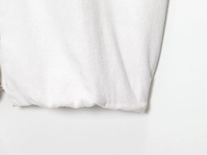 Détails de la texture du tissu sergé blanc et de la fermeture éclair métallique durable