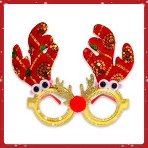 Vue détaillée des lunettes de fête en feutre renne avec bois en peluche rouge et paillettes