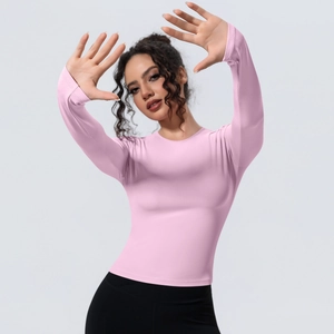 Détail du haut de yoga rose à manches longues avec tissu respirant et coupe ajustée