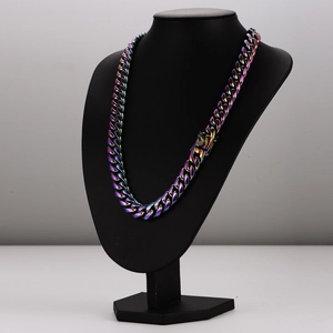 Collier maille cubaine arc-en-ciel 14mm en acier inoxydable sur mannequin noir