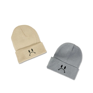 Lot de bonnets en maille beige et gris avec emoji triste brodé pour la chaleur d'hiver