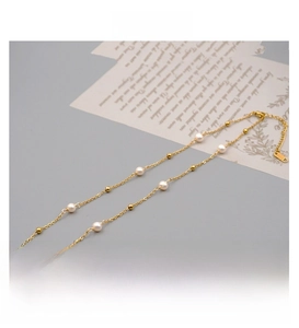 Détail du collier de perles d'eau douce et perles dorées avec chaîne d'extension