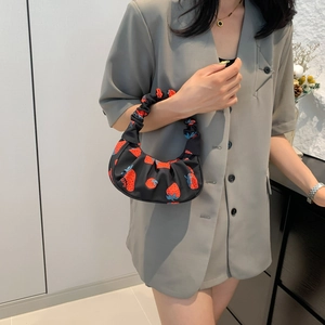 Borsa a spalla plissettata con stampa a fragole da donna abbinata a un blazer grigio