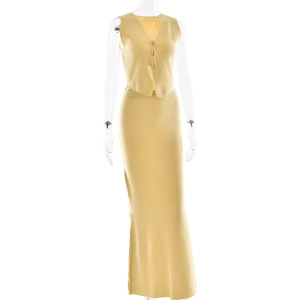 Detailed knit texture of light yellow V-neck vest and high waist maxi skirt set
