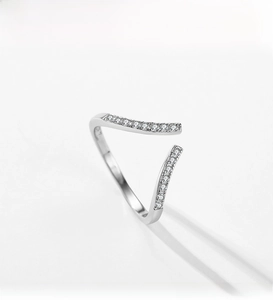 Draufsicht auf V-förmigen S925 Sterling Silber Ring mit Pavé-besetzten Zirkonia-Steinen