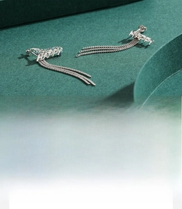 Vue détaillée des boucles d'oreilles HAPPY en argent S925 avec de fines chaînes pendantes
