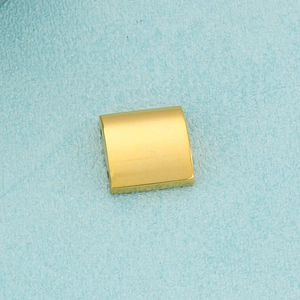 Polierter quadratischer Anhänger aus Gold-Edelstahl auf hellblauem Hintergrund