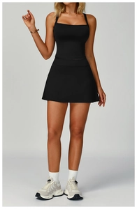 Detalle de vestido deportivo negro con escote cuadrado y corte en A para tenis