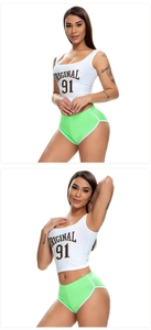 Detail der neongrünen Yoga-Shorts und des weißen Tanktops im Set mit Stricktextur