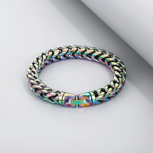 Gros plan détaillé du bracelet gourmette arc-en-ciel avec fermoir à boîte sécurisé