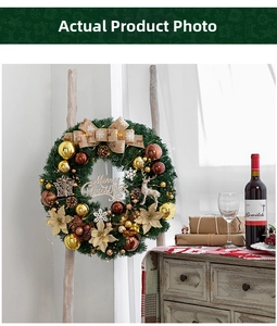Détail d'une couronne de Noël festive avec boules dorées et pommes de pin naturelles