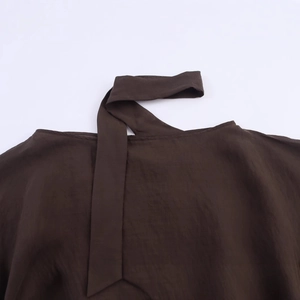 Haut poncho marron à col rond avec détails de laçage et rivets décoratifs pour femmes