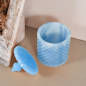 Vue détaillée du pot de rangement bleu clair effet marbre avec motif losange géométrique