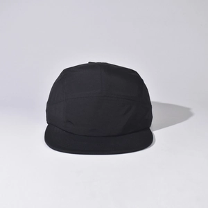 Vue frontale d'une casquette camp 5 panels noire avec visière courte et souple