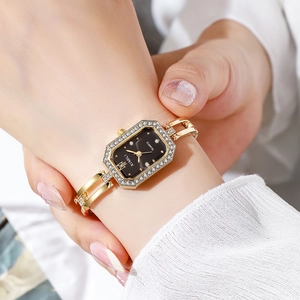 Montre bracelet dorée élégante pour femme avec cadran noir octogonal et lunette sertie