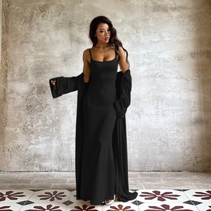 Détail d'une robe longue moulante noire avec son gilet long assorti pour femme