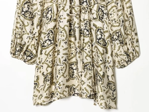 Détail du cordon de serrage et imprimé ethnique sur robe longue surdimensionnée