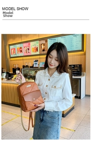 Detail eines braunen gesteppten Mini-Rucksacks mit Goldschnalle in einem Vintage-Café