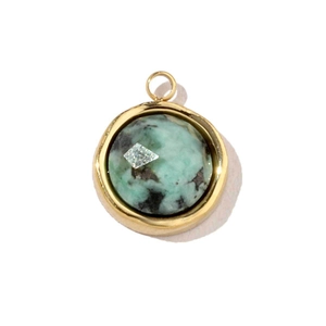 Dettaglio di un ciondolo in acciaio inossidabile placcato oro 14k con pietra naturale verde