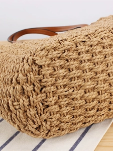 Minimalistische gewebte Strohtasche mit braunen Ledergriffen und französischem Vintage-Stil