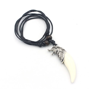 Collana testa di lupo stile punk etnico con ciondolo dente in resina e cordino nero