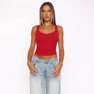 Sexy rotes Top mit Korsett-Nähten und U-Ausschnitt für einen minimalistischen Stil