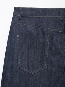 Vista macro di jeans a botte a vita alta con tasche posteriori e cuciture a contrasto